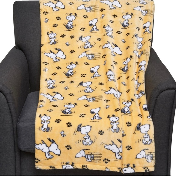 Peanuts Snoopy Yellow Blanket Throw - Picture 4 of 7